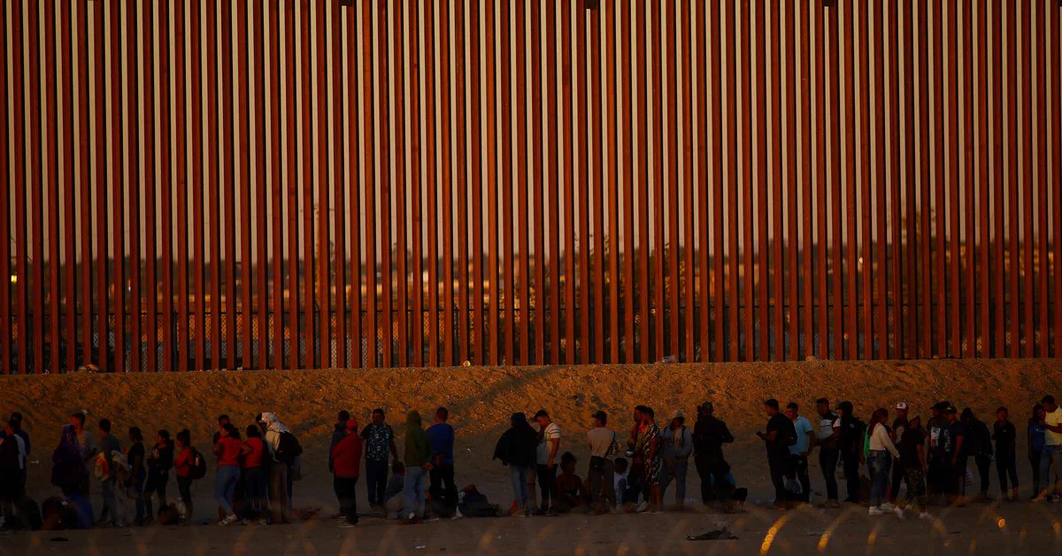 Thousands of migrants dropped off at California transit center after crossing U.S-Mexico border