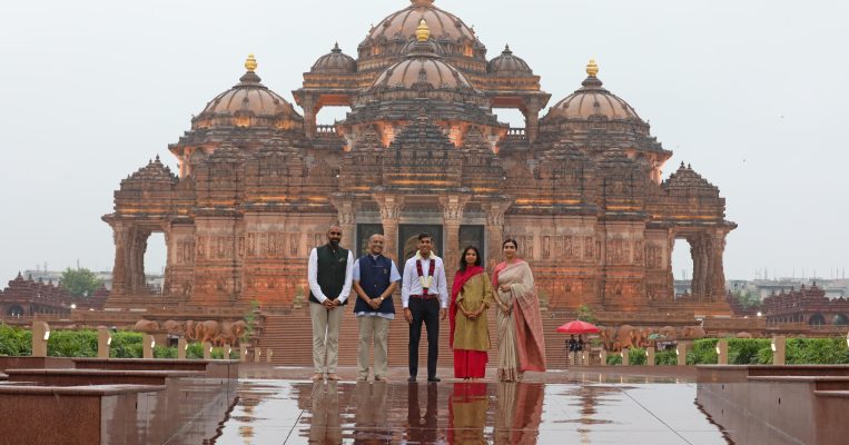 ‘Proud Hindu’: UK PM Rishi Sunak, wife Akshata Murthy offer prayers at Delhi’s Akshardham Temple
