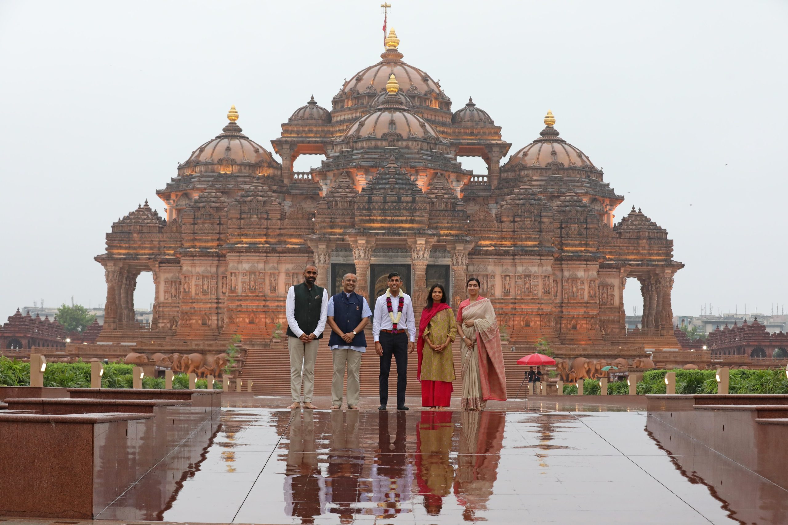 ‘Proud Hindu’: UK PM Rishi Sunak, wife Akshata Murthy offer prayers at Delhi’s Akshardham Temple