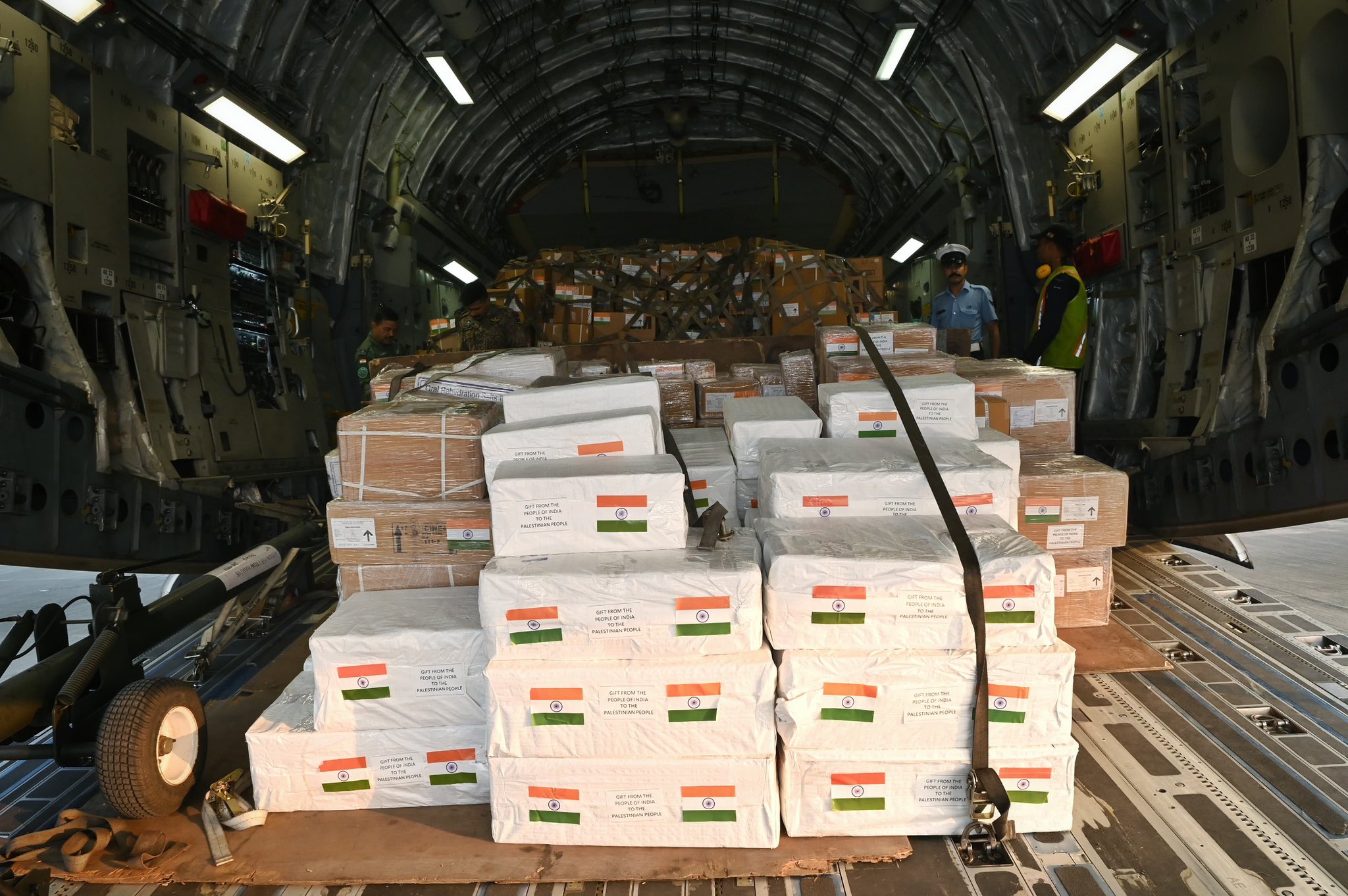 India sends humanitarian aid to the people of Palestine