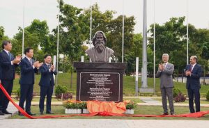 In Vietnam, EAM Dr. Jaishankar unveils bust of Gurudev in Bac Ninh province