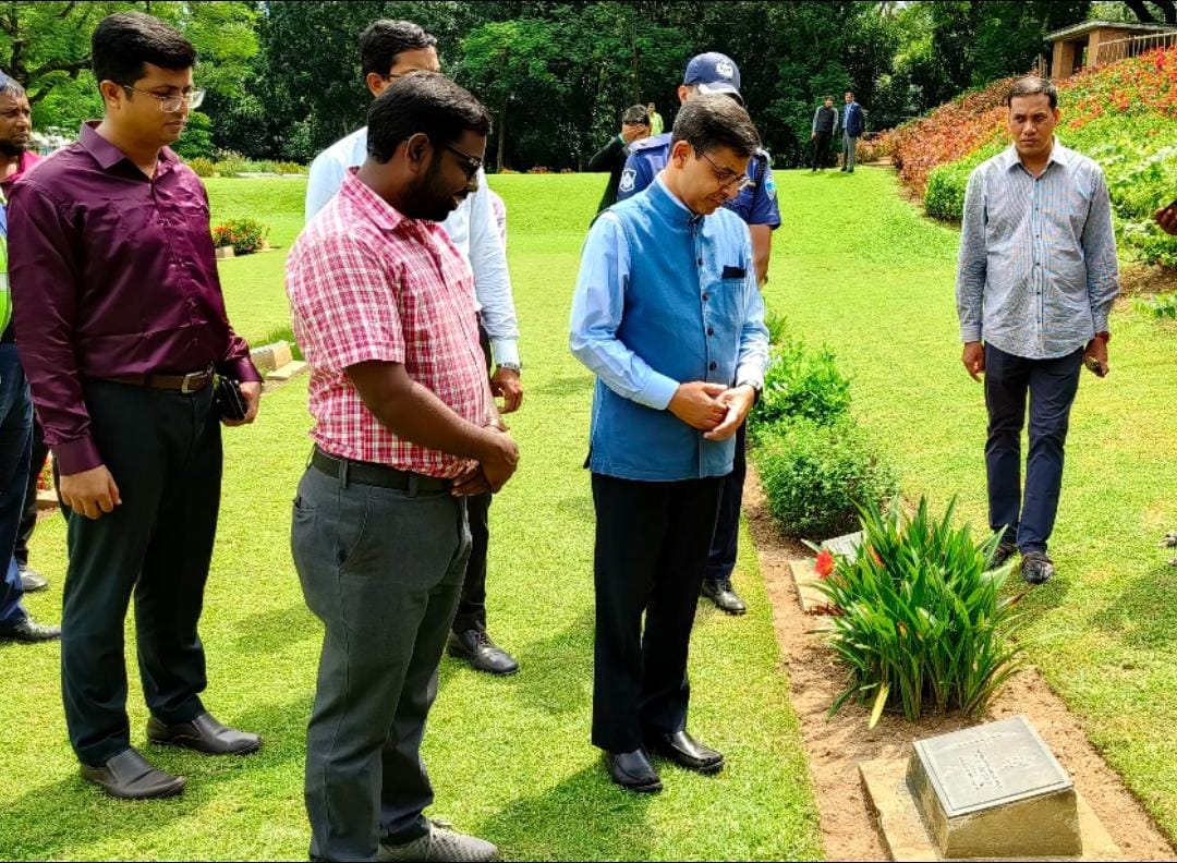 Indian High Commissioner paid tributes to Commonwealth War Graves, Comilla