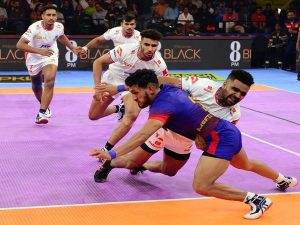 Pro Kabaddi League: Desai shines as Haryana Steelers edge past Dabang Delhi 35-33