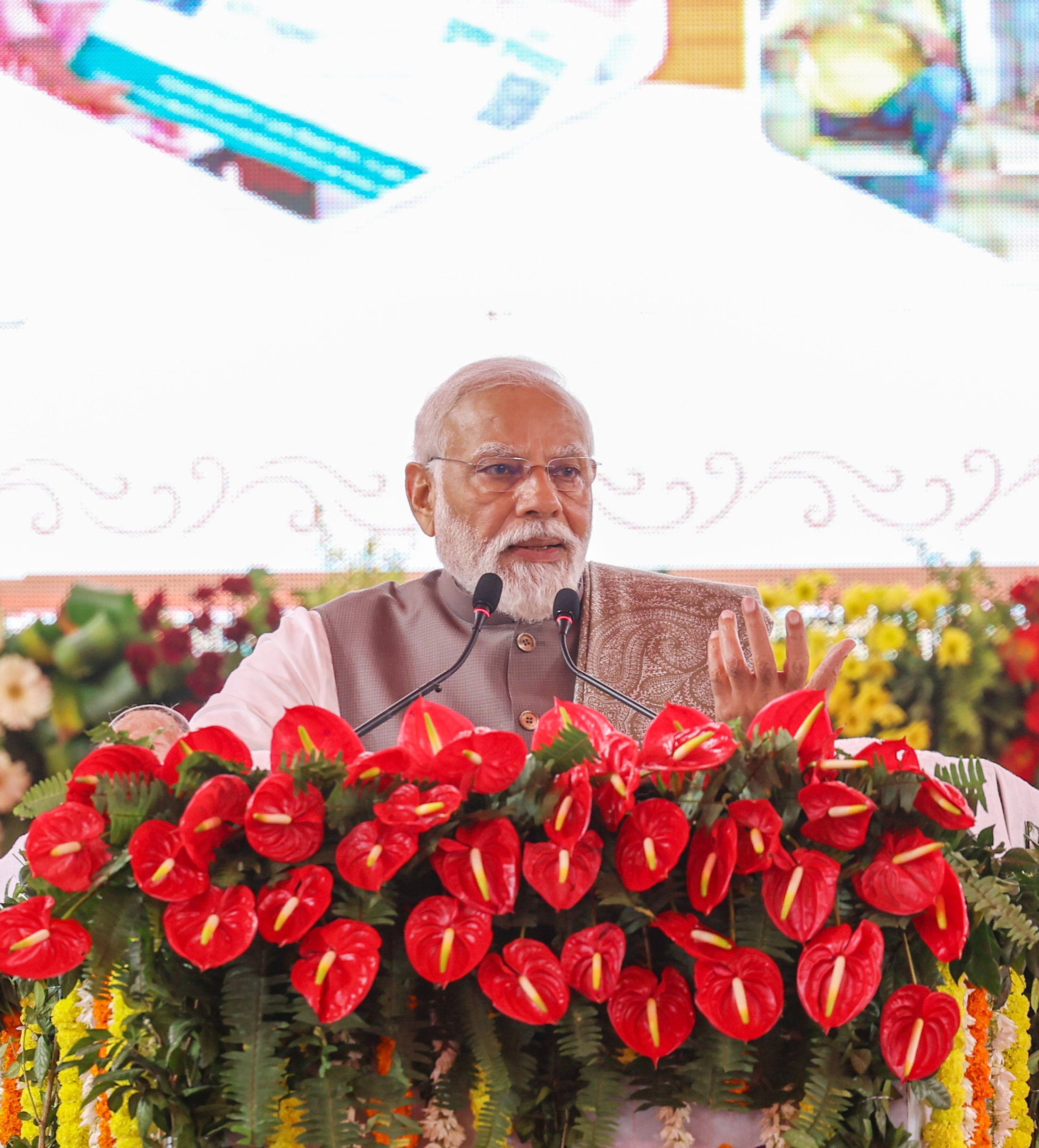 15,000 families in Solapur get a new home as PM Modi hands over the keys