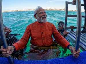 PM Modi submerges in spiritual journey, pays tribute to Dwarka underwater
