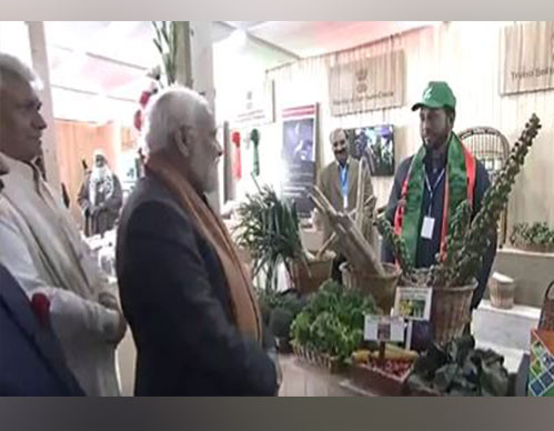 PM Modi meets local entrepreneurs, craftsmen in Srinagar