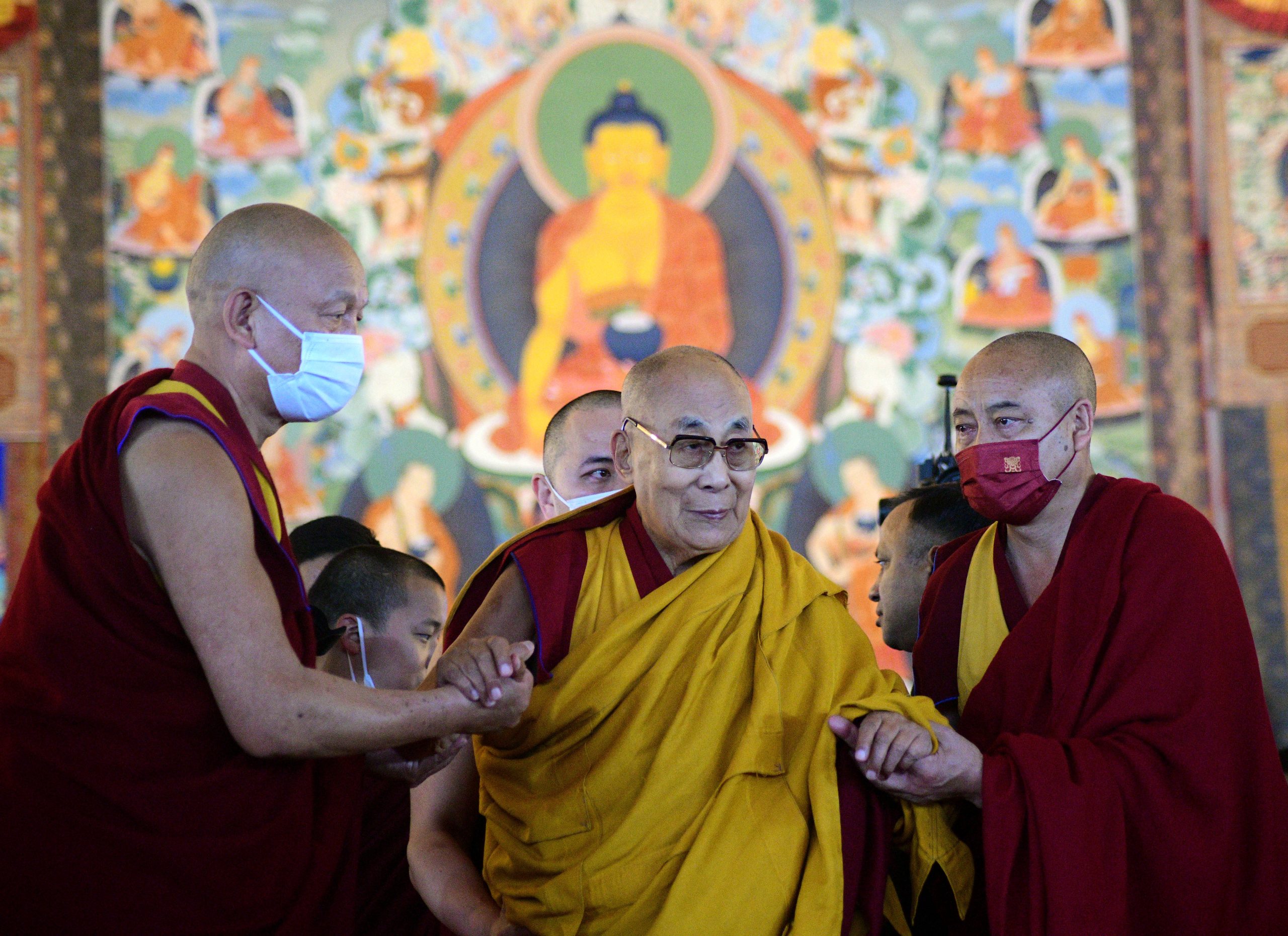 Sri Lankan abbot offers holy relics to Dalai Lama in India