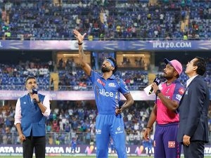 Manjrekar openly asks Wankhede crowd to 'behave' as fans boo Hardik Pandya