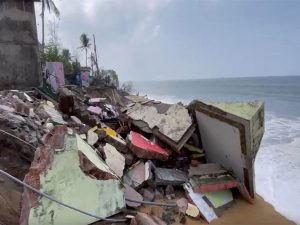 Kollam residents protest as high tidal waves damage homes