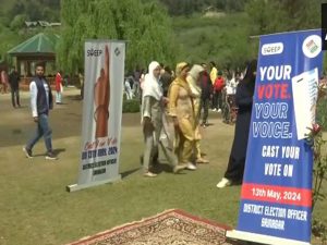 ECI organizes mega voter awareness program in Srinagar under SVEEP