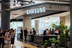 Apple loses top phonemaker spot to Samsung as iPhone shipments drop, IDC says