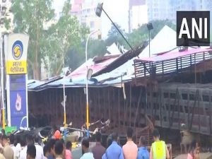 Mumbai hoarding collapse: death toll rises to 14