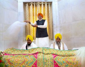 Bihar: PM Modi performs 'seva' at Gurudwara Patna Sahib