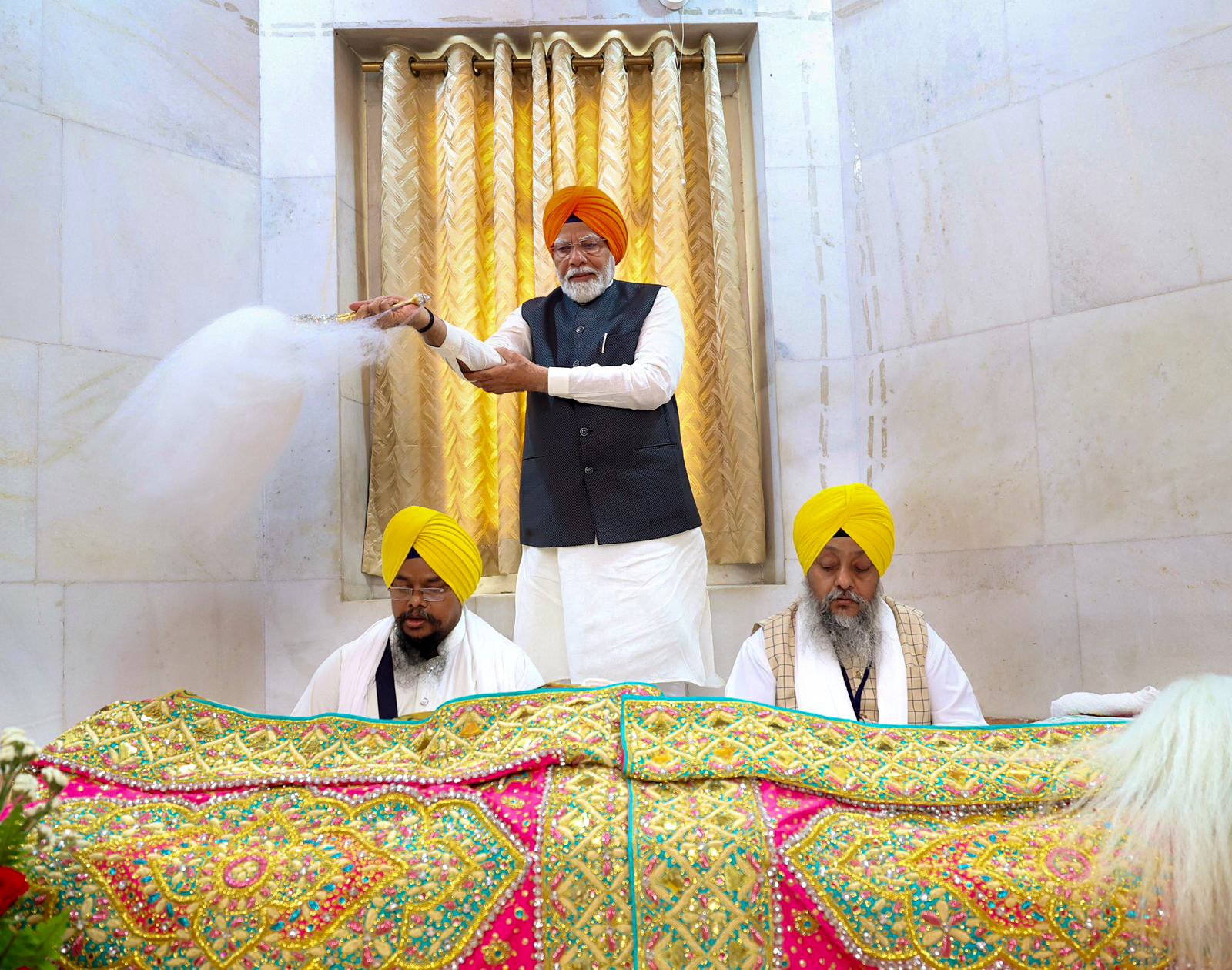 Bihar: PM Modi performs ‘seva’ at Gurudwara Patna Sahib