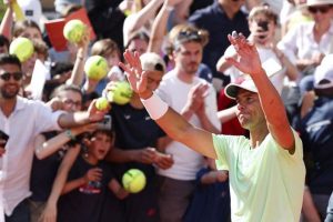Alcaraz eases injury fears with dominant Roland Garros display, Osaka battles on