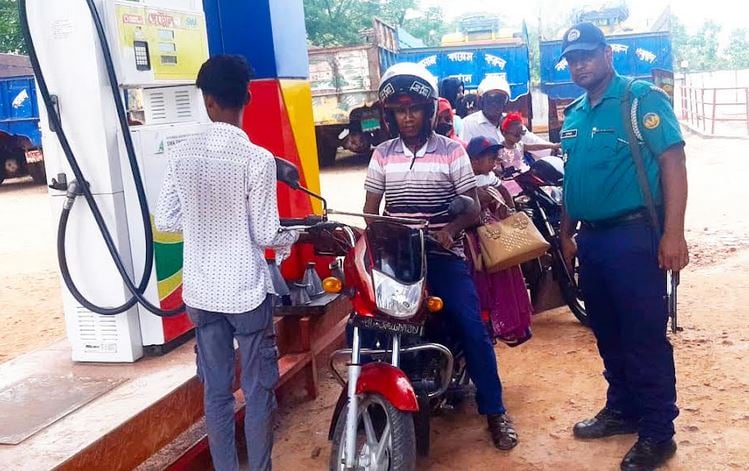 Bangladesh: Rajshahi police start ‘no helmet, no petrol’ programme