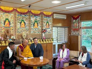 US lawmakers meet Tibet's Dalai Lama, warn China on choice of successor
