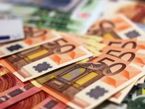 India's foreign exchange reserves hit record high of $657.2 billion