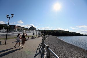 Russia swelters in heat wave, Moscow breaks 1917 record for early July