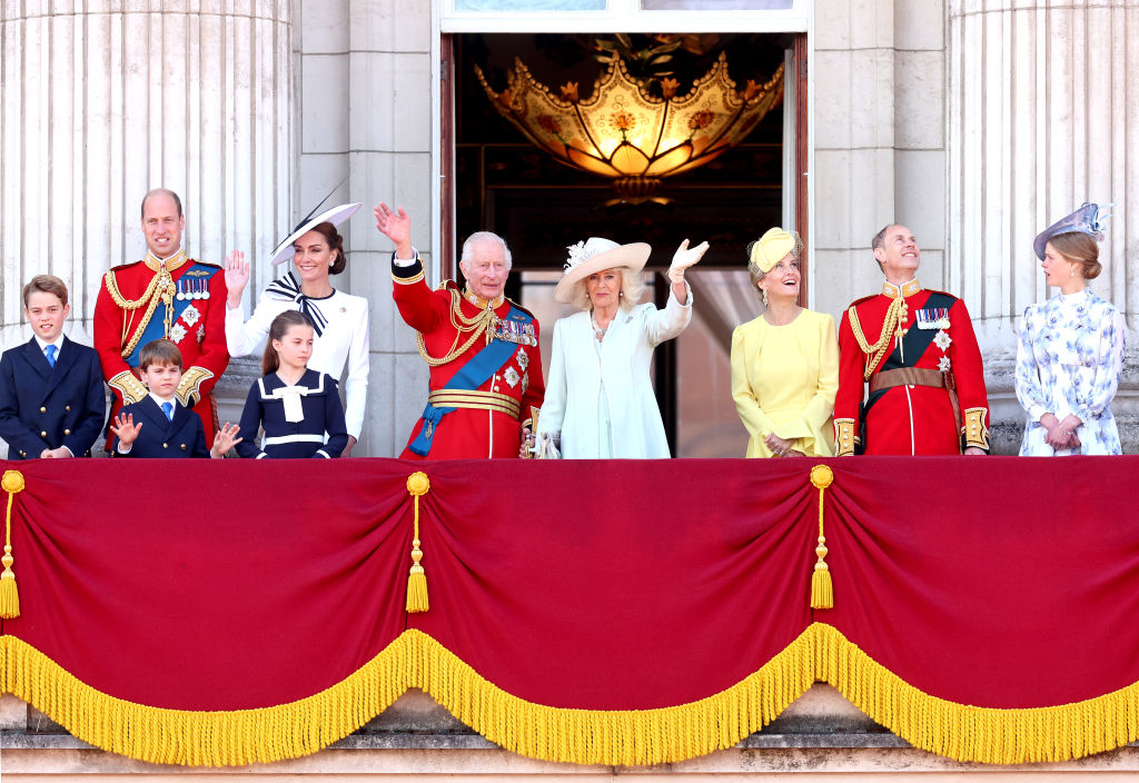 Buckingham Palace opens room with famous balcony to visitors