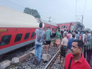 Howrah-CSMT Express train derails near Jharkhand's Chakradharpur, six injured, no death reported