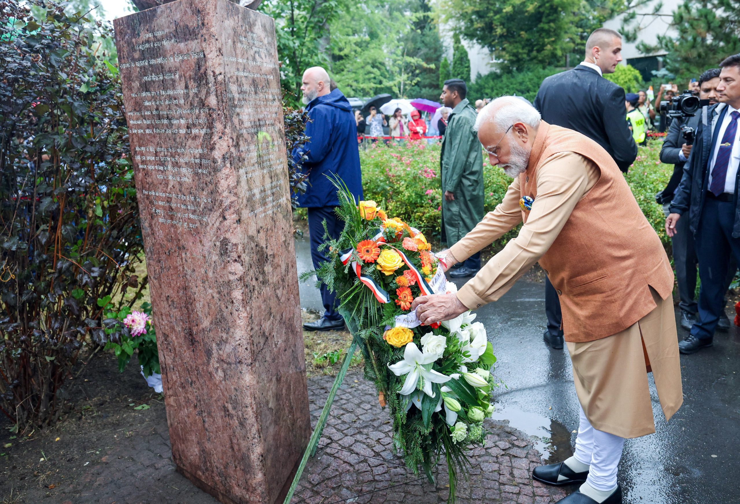 PM Modi lays wreath at Tomb of the Fallen Soldiers in Warsaw