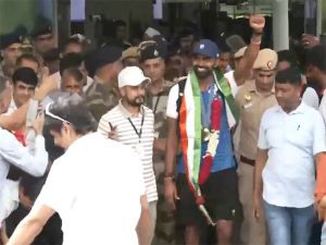Indian men's hockey team receive warm welcome at Delhi airport after winning Olympic bronze