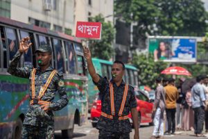 Bangladesh: police rejoin duties to control traffic after a week