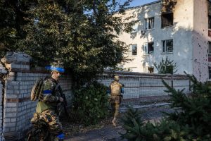 Russia faces "difficult fight" to retake Ukraine-held area, says top US spy