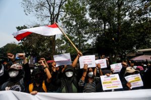Protests across Indonesia as parliament delays change to election law