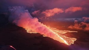 Iceland volcano eruption raises pollution fears, spa evacuated