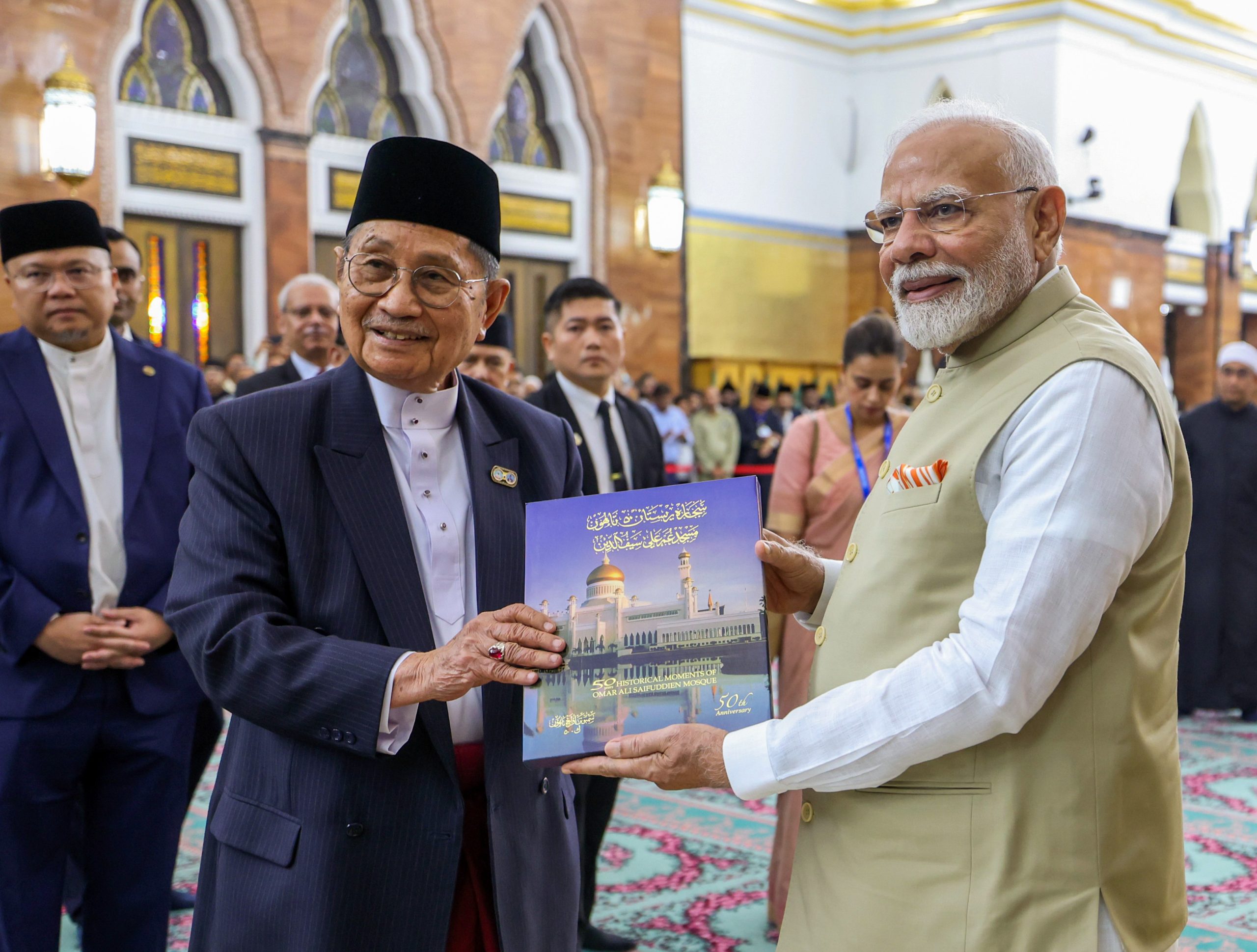 Prime Minister Modi visits Omar Ali Saifuddien Mosque during Brunei visit