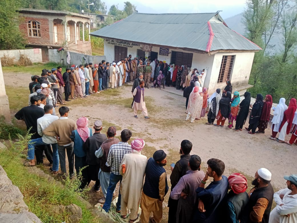 J-K records 10.22 % turnout as of 9 am in second phase of voting