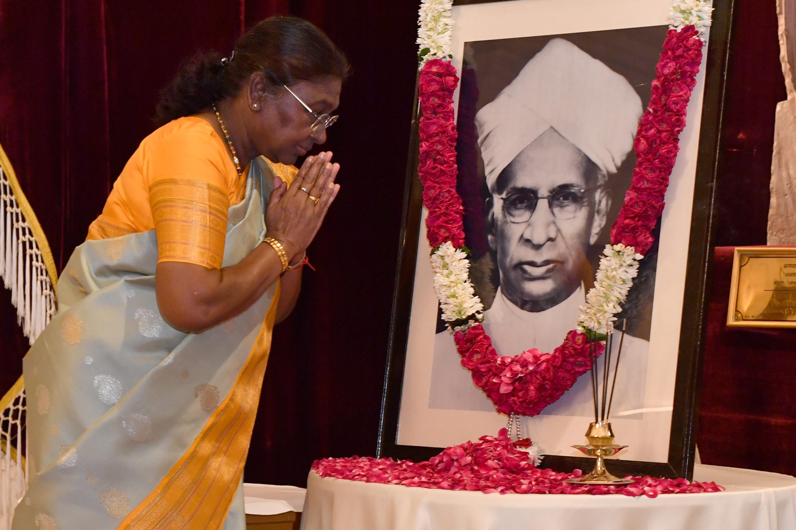 Droupadi Murmu pays floral tributes to Dr Sarvepalli Radhakrishnan on his birth anniversary