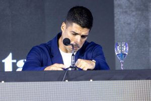Uruguay striker Suarez announces international retirement