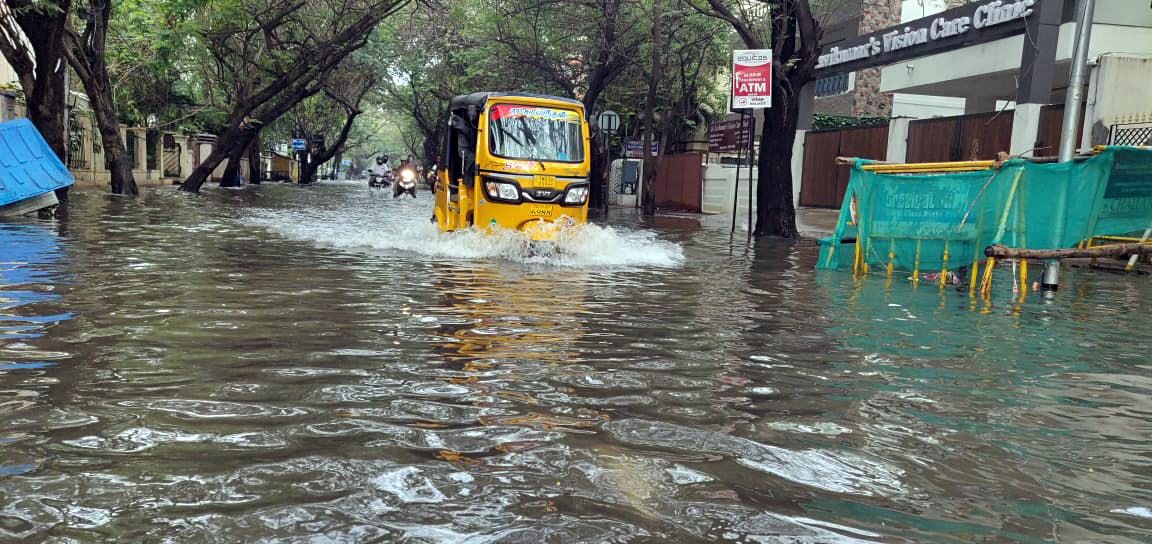 Heavy rain in Chennai causes waterlogging and traffic disruptions