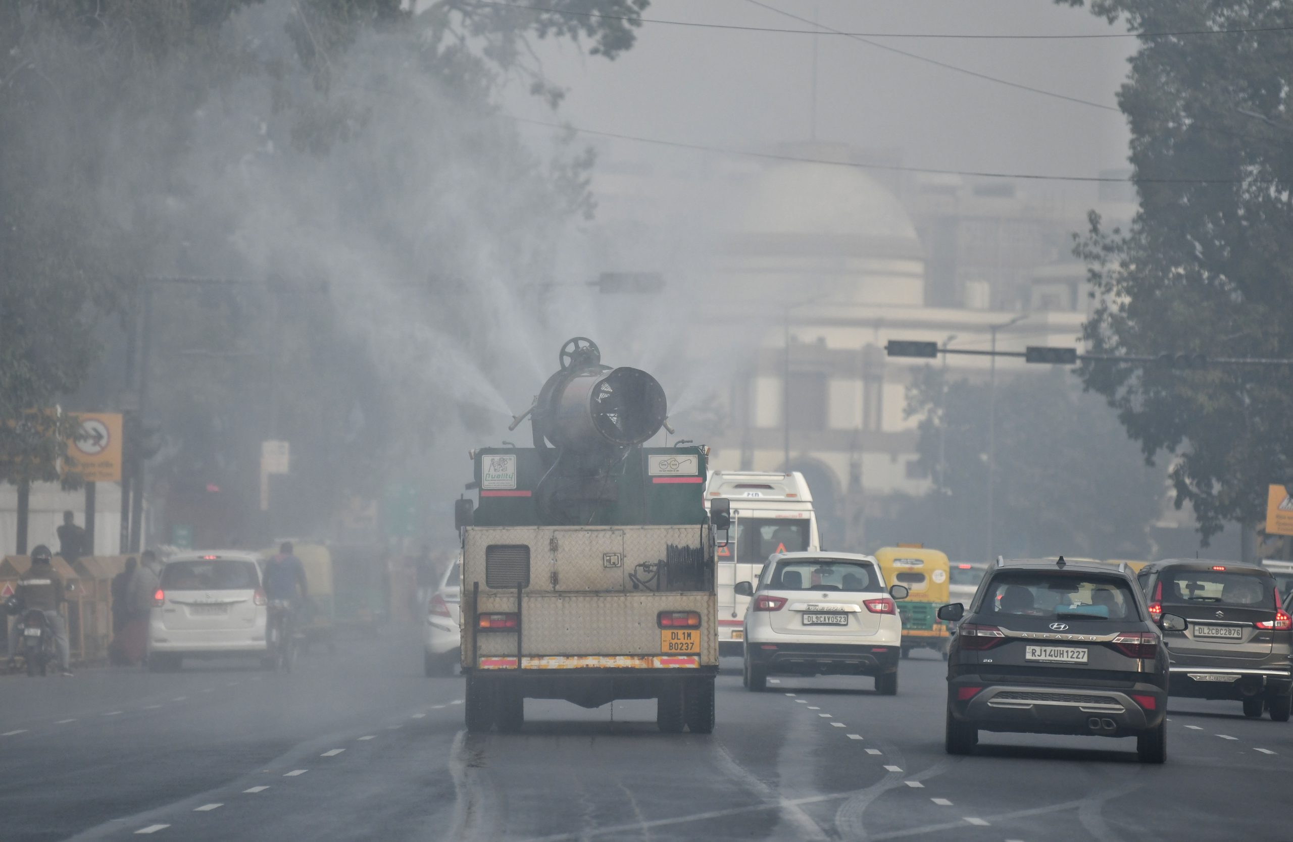 Delhi wakes up to thick smog, air quality remains in ‘severe’ category