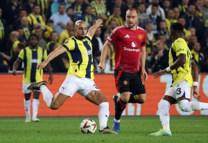 Mourinho sees red as Man Utd draw with Fenerbache, Spurs stay perfect