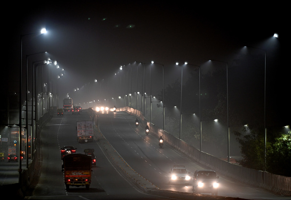 Smog engulfs Delhi, AQI drops to 293