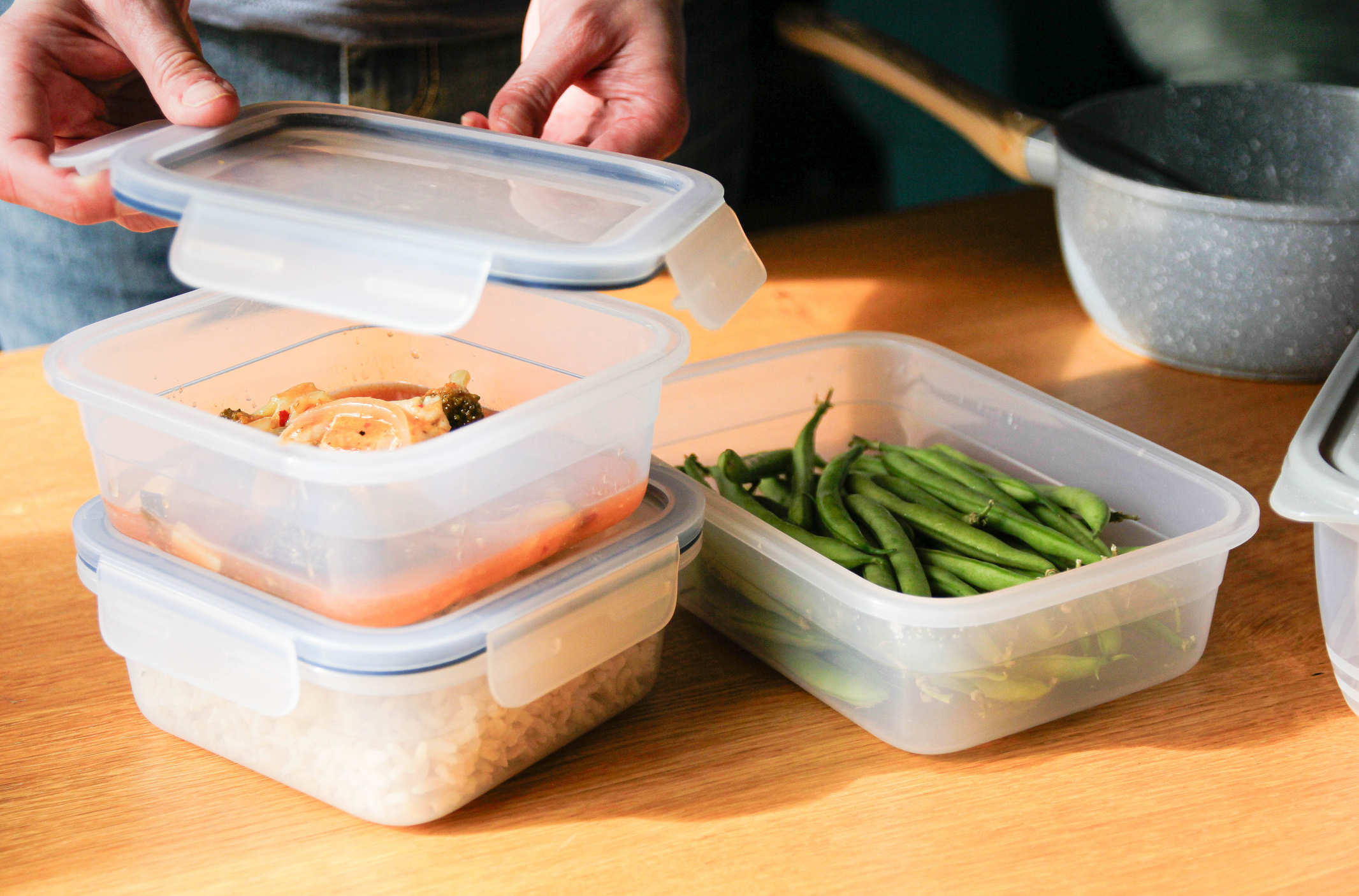 Tupperware cancels auction, agrees to lender takeover