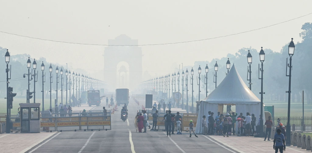 Delhi AQI plummets to 385 as toxic smog engulfs national capital