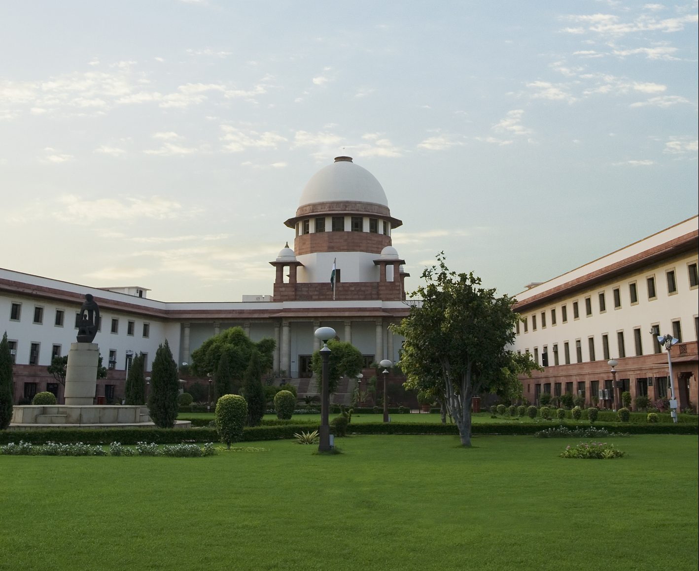 Supreme Court rules not all private properties can be acquired by Govt under Article 39(b)