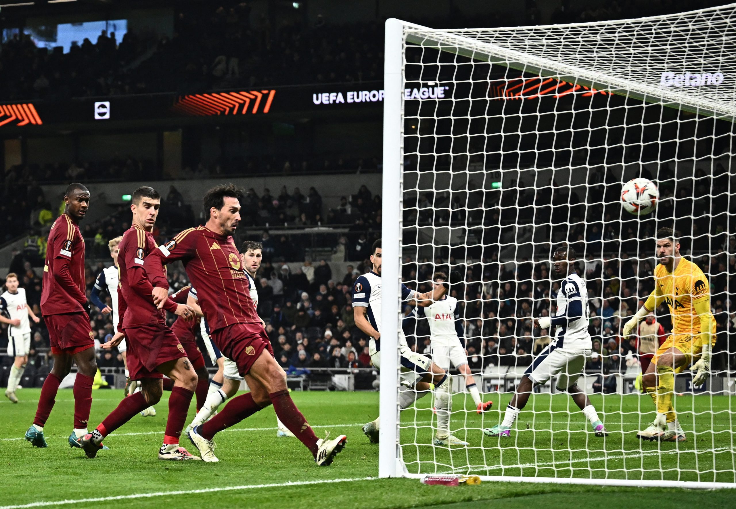 Man United win, Spurs draw with Roma, Lazio held