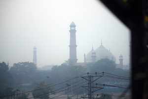 Pakistan bans entry to parks, zoos as air pollution worsens
