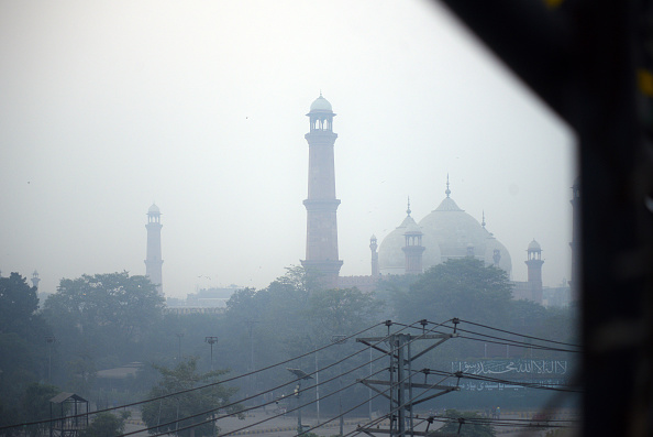 Pakistan bans entry to parks, zoos as air pollution worsens