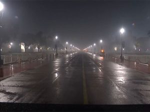 Delhi residents wake up to light rain, reduced visibility