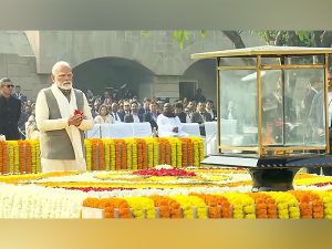 Prez Murmu, V-P Dhankhar, PM Modi pay homage to Mahatma Gandhi at Rajghat