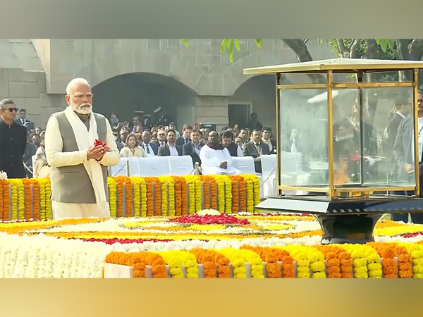 Prez Murmu, V-P Dhankhar, PM Modi pay homage to Mahatma Gandhi at Rajghat