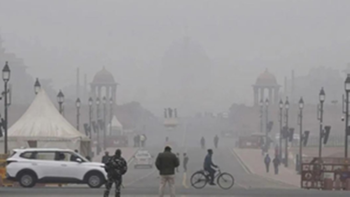 Delhi’s air quality remains  ‘poor’, foggy weather disrupts trains, flights