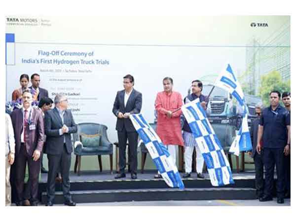 Union Ministers Nitin Gadkari and Pralhad Joshi flag off hydrogen-powered heavy-duty truck trials